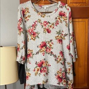 Green Envelope Floral Crewneck Tunic in Light Gray and Pink